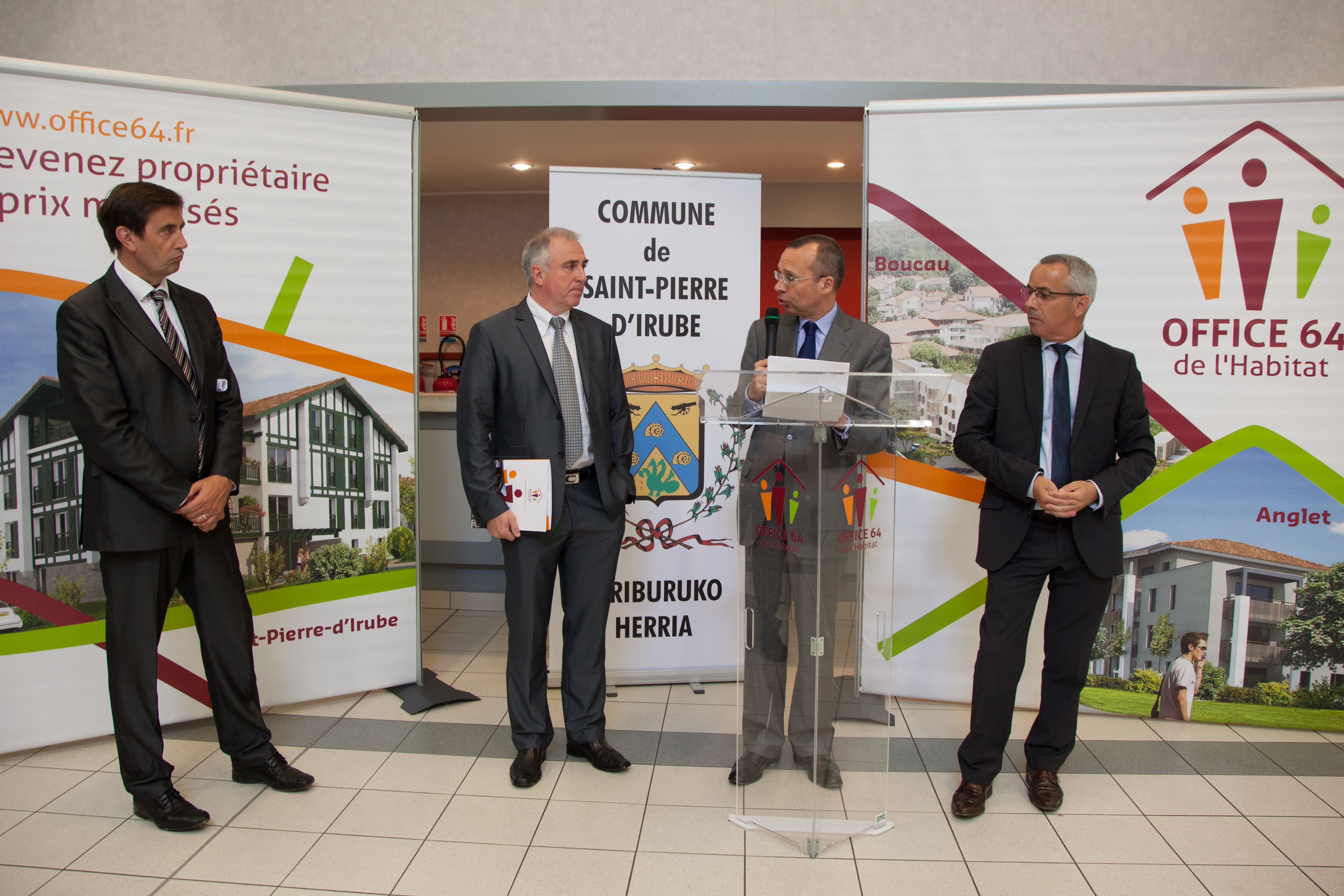 M. le Préfet visite les programmes de l'Office à St Pierre d'Irube