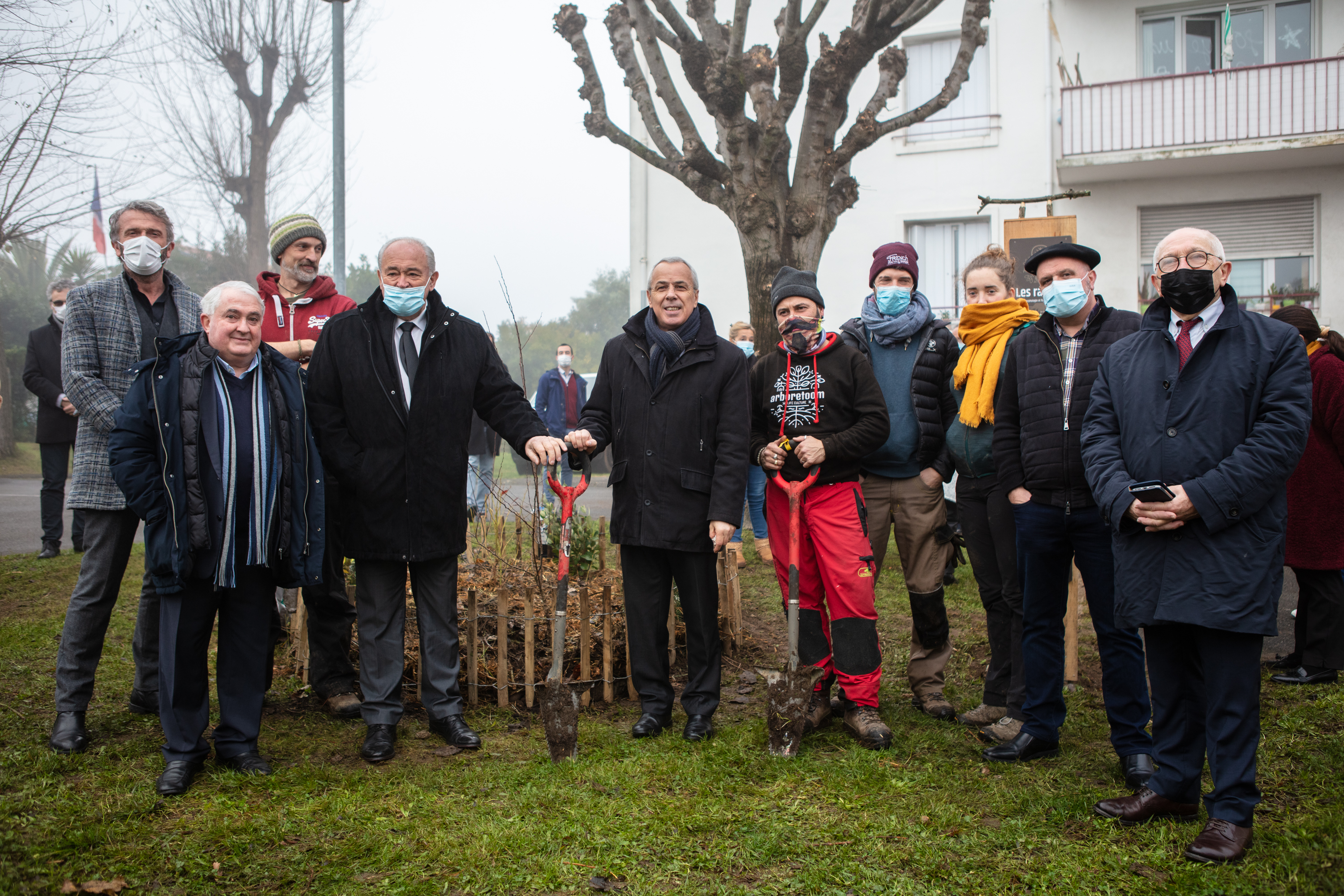 70 ans de l’OFFICE64 : plantation d’arbres à la résidence Venise à Anglet