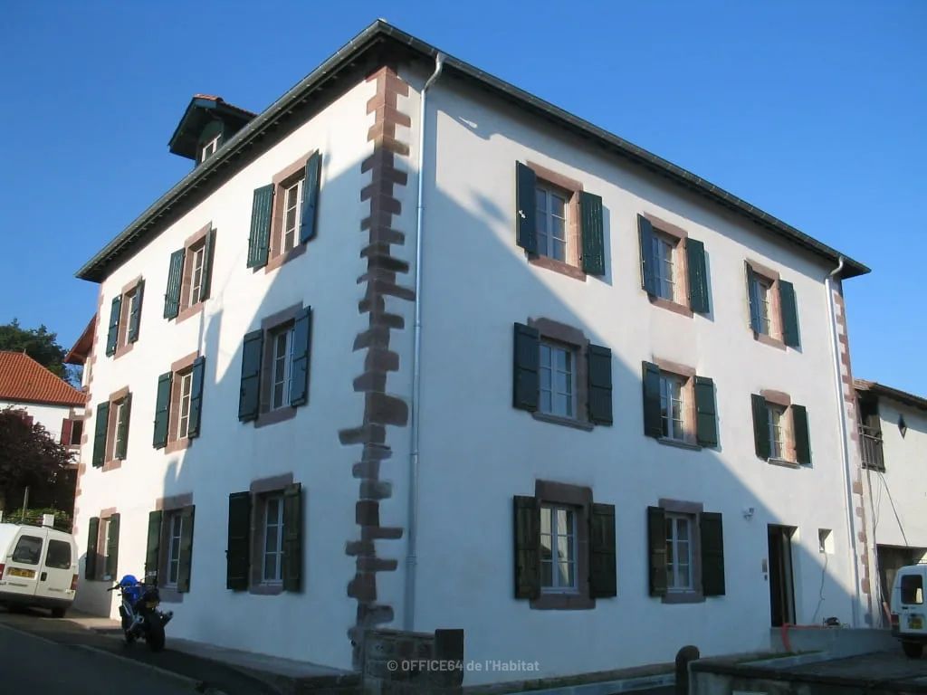 MAISON LARROINIA